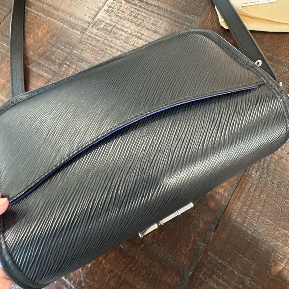 Louis Vuitton Buci Crossbody Black Epi Leather - EXCELLENT Condition - Picture 6 of 15